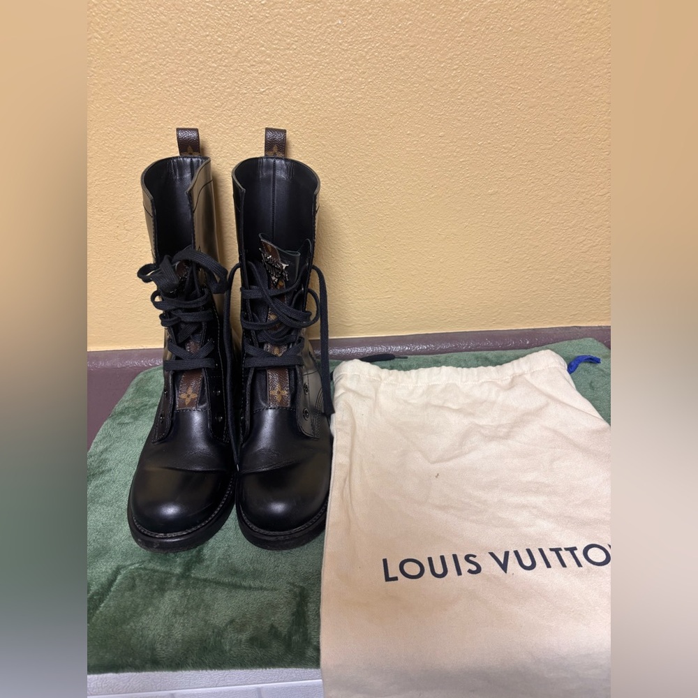 Louis Vuitton
LV Monogram Leather Combat Boots - Picture 14 of 14
